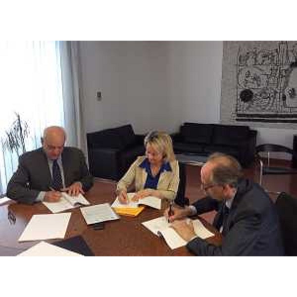 Pieromano Anselmi (Sindaco Montereale Valcellina), Alessandra Vinciguerra (Viceprefetto vicario Pordenone) e Gianni Torrenti (Assessore regionale Solidarietà) alla firma dell'Accordo per l'impiego di 10 richiedenti asilo in lavori di pubblica utilità sul territorio comunale di Montereale Valcellina, nella sede della Prefettura - Pordenone 13/05/2015
