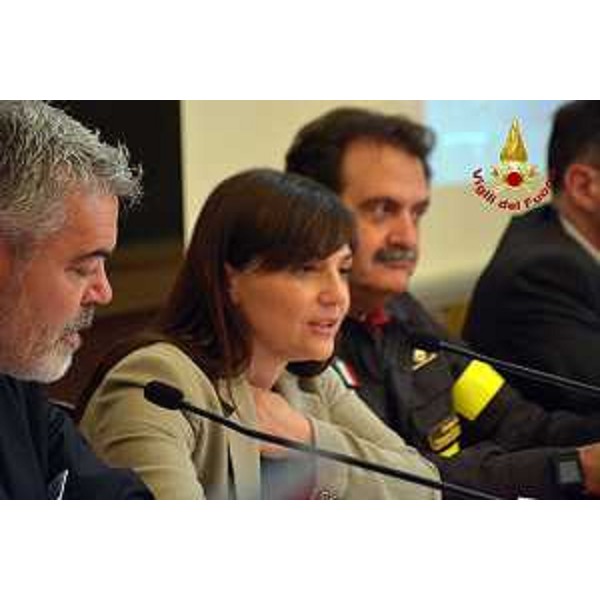Paolo Panontin (Assessore regionale delegato Protezione civile), Debora Serracchiani (Presidente Regione Friuli Venezia Giulia) e Giuseppe Romano (Direttore nazionale Vigili del Fuoco Emergenza e Soccorso tecnico) al primo seminario internazionale "Antincendio in mare / Sea-fire fighting", nella sede della Regione FVG - Trieste 13/05/2015 (Foto Vigili del Fuoco Trieste)