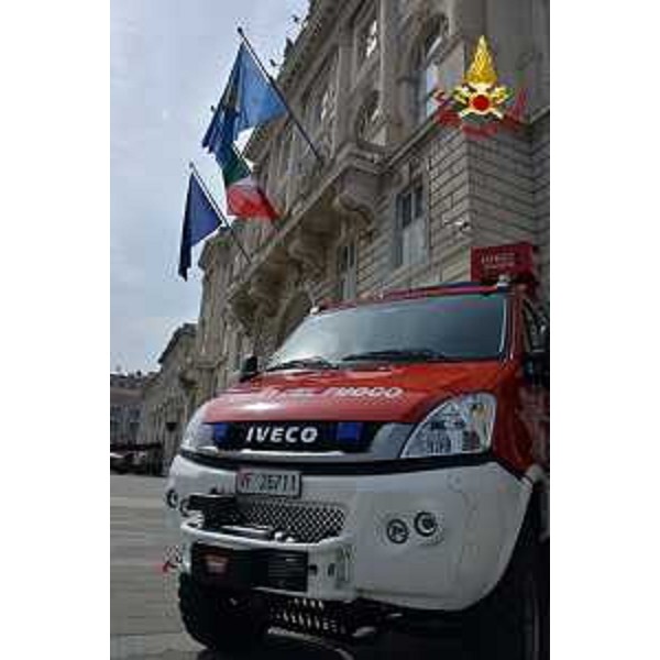 Un mezzo dei Vigili del Fuoco davanti al Palazzo della Regione Friuli Venezia Giulia in piazza Unità d'Italia - Trieste 13/05/2015 (Foto Vigili del Fuoco Trieste)