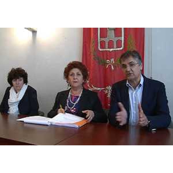 Loredana Panariti (Assessore regionale Lavoro), Teresa Bellanova (Sottosegretaria Ministero Lavoro) e Vladimir Kukanja (Sindaco Duino-Aurisina) incontrano i sindacati territoriali e i rappresentanti dei lavoratori della Cartiera del Gruppo Burgo, in Municipio - Duino-Aurisina 15/05/2015