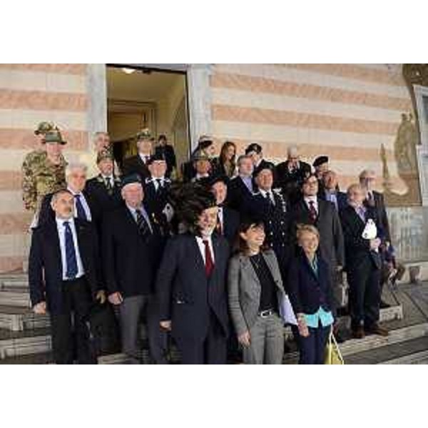 Debora Serracchiani (Presidente Regione Friuli Venezia Giulia) con volontari di Assoarma, in occasione della presentazione del quarto Raduno Nazionale di Assoarma (Udine, 20-24 maggio 2015), all'ingresso di Sala Ajace in piazza Libertà - Udine 18/05/2015