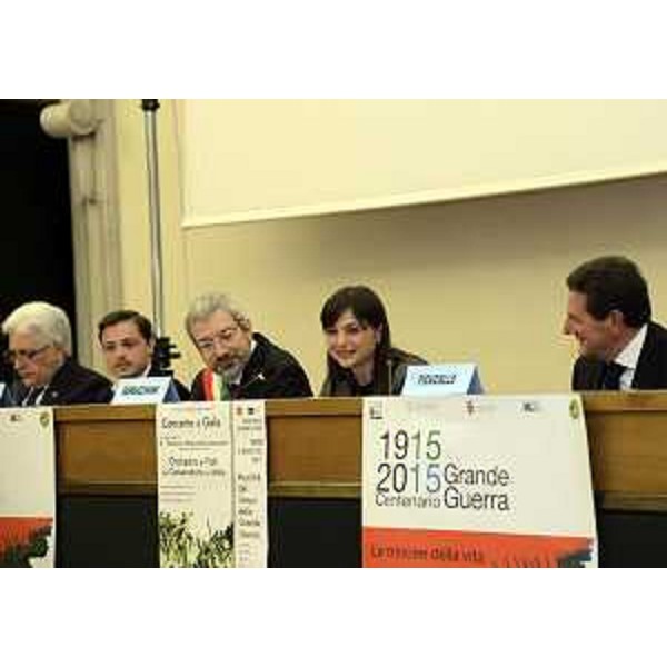 Furio Honsell (Sindaco Udine), Debora Serracchiani (Presidente Regione Friuli Venezia Giulia) e Alberto Ficuciello (Presidente Comitato IV Raduno Nazionale Assoarma Udine 2015) alla presentazione del quarto Raduno Nazionale di Assoarma (Udine, 20-24 maggio 2015), in Sala Ajace - Udine 18/05/2015