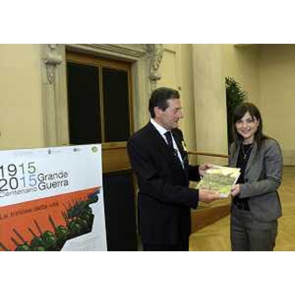 Alberto Ficuciello (Presidente Comitato IV Raduno Nazionale Assoarma Udine 2015) dona a Debora Serracchiani (Presidente Regione Friuli Venezia Giulia) una copia del libro "La Grande Guerra Italiana. Le Battaglie" - Udine 18/05/2015