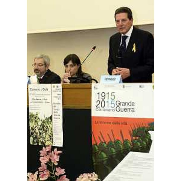 Furio Honsell (Sindaco Udine), Debora Serracchiani (Presidente Regione Friuli Venezia Giulia) e Alberto Ficuciello (Presidente Comitato IV Raduno Nazionale Assoarma Udine 2015) alla presentazione del quarto Raduno Nazionale di Assoarma (Udine, 20-24 maggio 2015), in Sala Ajace - Udine 18/05/2015