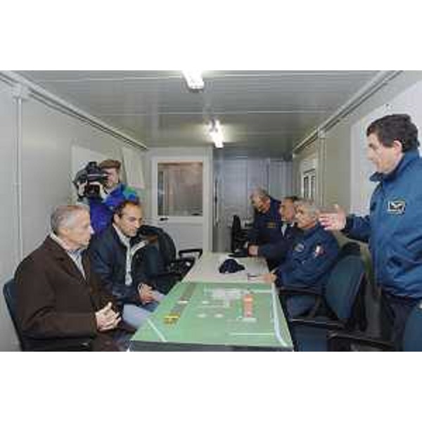 Riccardo Illy (Presidente Regione Friuli Venezia Giulia) accompagnato da Mirko Sardoc (Sindaco Sgonico) e Maurizio Di Mauro (Presidente Associazione "Amici del volo", Prosecco) visita il comprensorio aeronautico di Prosecco "Amici del volo". (Trieste 22/10/07)