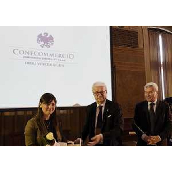 Debora Serracchiani (Presidente Regione Friuli Venezia Giulia), Alberto Marchiori (Presidente Confcommercio FVG) e Carlo Sangalli (Presidente Confcommercio) alla cerimonia per i 70 anni della Confcommercio del Friuli Venezia Giulia, nel Salone del Parlamento del Castello - Udine 18/05/2015