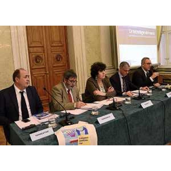 Marcello Sorrentino (Direttore Rapporti istituzionali Fincantieri), Mario Sommariva (Direttore generale Autorità Portuale Trieste), Loredana Panariti (Assessore regionale Ricerca e Università), Alfredo Pascolin e Massimo Breda (Presidente e amministratore delegato DITENAVE) alla conferenza "Le tecnologie del mare: dal Friuli Venezia Giulia alla macroregione Adriatico-Ionica", nel Salone di Rappresentanza della sede della Regione FVG - Trieste 20/05/2015