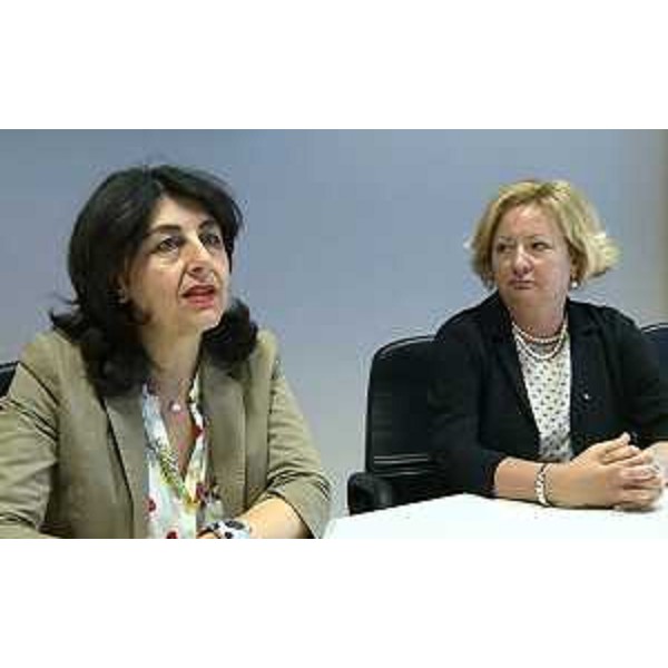 Mariagrazia Santoro (Assessore regionale Pianificazione territoriale) e Clara Maddalena (Vicepresidente CCIAA Udine) alla consegna dei diplomi ai professionisti che si occuperanno dei Centri Commerciali Naturali (recupero dei centri storici) - Udine 20/05/2015
