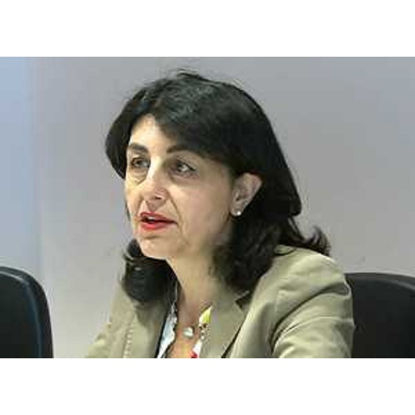 Mariagrazia Santoro (Assessore regionale Pianificazione territoriale) alla consegna dei diplomi ai professionisti che si occuperanno dei Centri Commerciali Naturali (recupero dei centri storici) - Udine 20/05/2015