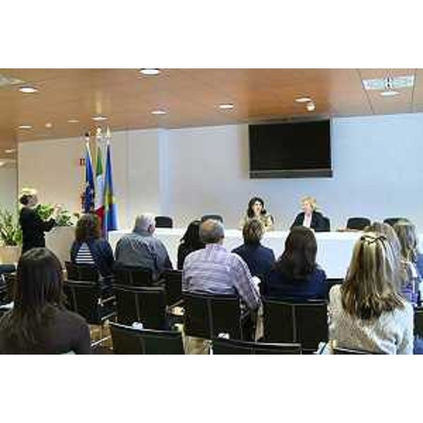 Mariagrazia Santoro (Assessore regionale Pianificazione territoriale) e Clara Maddalena (Vicepresidente CCIAA Udine) alla consegna dei diplomi ai professionisti che si occuperanno dei Centri Commerciali Naturali (recupero dei centri storici) - Udine 20/05/2015