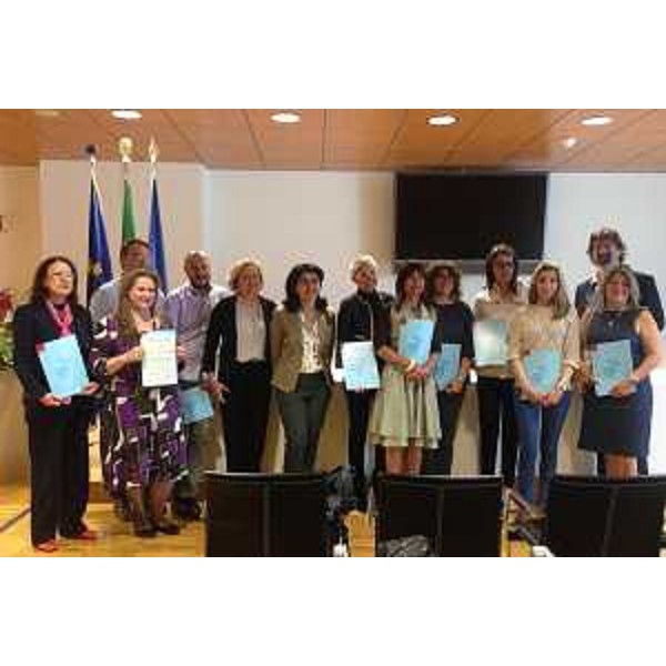 Mariagrazia Santoro (Assessore regionale Pianificazione territoriale) e Clara Maddalena (Vicepresidente CCIAA Udine) alla consegna dei diplomi ai professionisti che si occuperanno dei Centri Commerciali Naturali (recupero dei centri storici) - Udine 20/05/2015