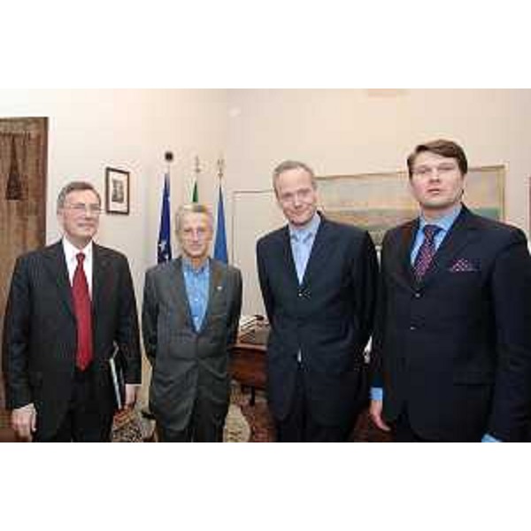 Riccardo Illy (Presidente Regione Friuli Venezia Giulia) incontra Cyril Svoboda, Ministro del Governo della Repubblica Ceca, accompagnato dal Console generale della Repubblica Ceca a Milano Karel Beran e dal Console onorario per il Friuli Venezia Giulia e il Trentino-Alto Adige Paolo Petiziol, nella sede della Presidenza della Regione a Trieste. (Trieste 22/10/07)
