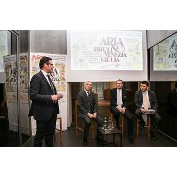 Mario Cichetti e Giuseppe Villani (Direttore e presidente Consorzio Prosciutto San Daniele), Sergio Bolzonello (Vicepresidente Regione FVG e assessore Attività produttive) e Agostino Maio (Capo Gabinetto Regione FVG) alla presentazione di "Aria di Friuli Venezia Giulia", al concept store Presso Porta Nuova - Milano 21/05/2015