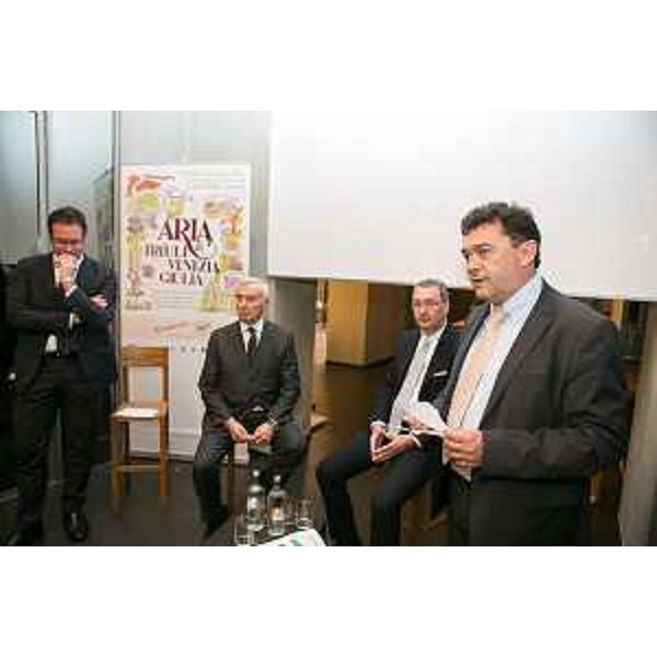 Mario Cichetti e Giuseppe Villani (Direttore e presidente Consorzio Prosciutto San Daniele), Sergio Bolzonello (Vicepresidente Regione FVG e assessore Attività produttive) e Agostino Maio (Capo Gabinetto Regione FVG) alla presentazione di "Aria di Friuli Venezia Giulia", al concept store Presso Porta Nuova - Milano 21/05/2015