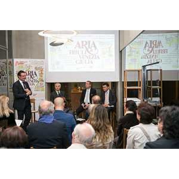 Mario Cichetti e Giuseppe Villani (Direttore e presidente Consorzio Prosciutto San Daniele), Sergio Bolzonello (Vicepresidente Regione FVG e assessore Attività produttive) e Agostino Maio (Capo Gabinetto Regione FVG) alla presentazione di "Aria di Friuli Venezia Giulia", al concept store Presso Porta Nuova - Milano 21/05/2015