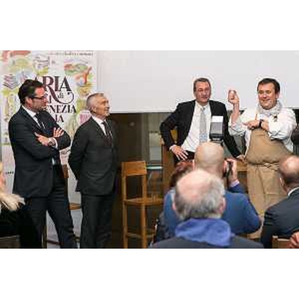 Mario Cichetti e Giuseppe Villani (Direttore e presidente Consorzio Prosciutto San Daniele), Sergio Bolzonello (Vicepresidente Regione FVG e assessore Attività produttive) e lo chef stellato Emanuele Scarello alla presentazione di "Aria di Friuli Venezia Giulia", al concept store Presso Porta Nuova - Milano 21/05/2015
