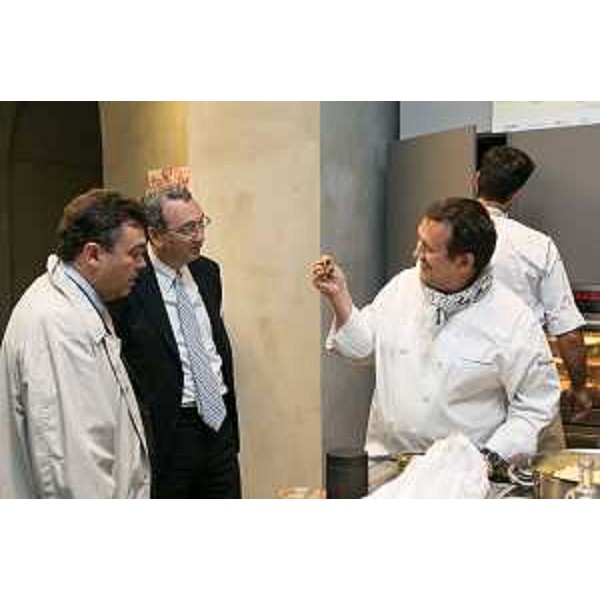 Agostino Maio (Capo Gabinetto Regione FVG), Sergio Bolzonello (Vicepresidente Regione FVG e assessore Attività produttive) e lo chef stellato Emanuele Scarello alla presentazione di "Aria di Friuli Venezia Giulia", al concept store Presso Porta Nuova - Milano 21/05/2015