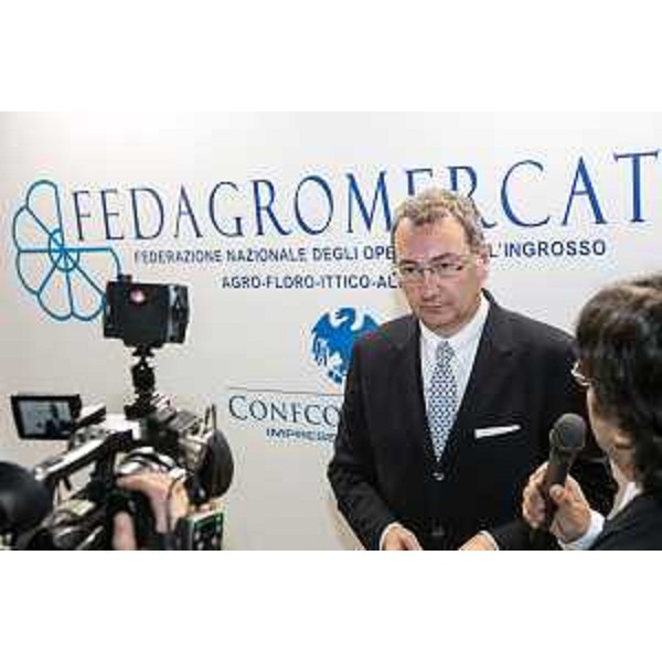 Sergio Bolzonello (Vicepresidente Regione FVG e assessore Attività produttive) visita lo stand di Udine Mercati S.p.A. alla Fiera "Fruit Innovation 2015" - Milano 21/05/2015