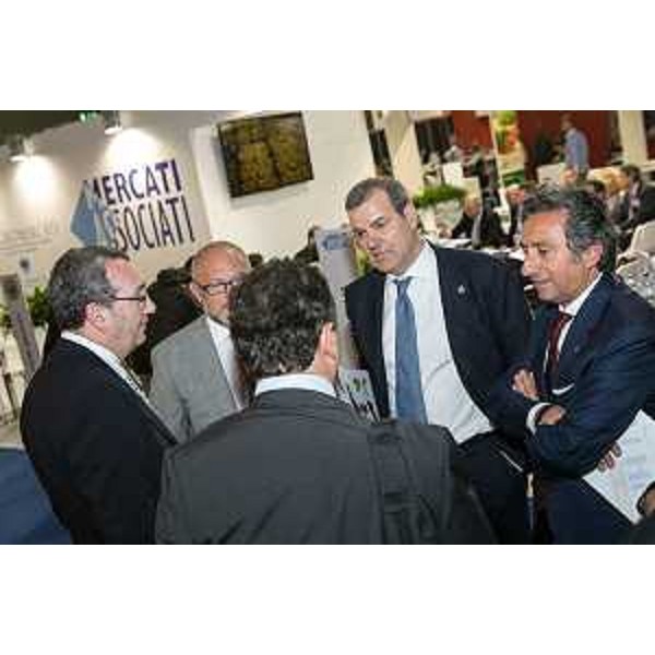 Sergio Bolzonello (Vicepresidente Regione FVG e assessore Attività produttive) e Giuseppe Pavan (Vicepresidente Fedagromercati) nello stand di Udine Mercati S.p.A. alla Fiera "Fruit Innovation 2015" - Milano 21/05/2015