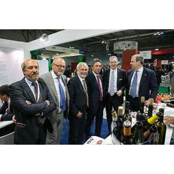 Sergio Bolzonello (Vicepresidente Regione FVG e assessore Attività produttive) e Giuseppe Pavan (Vicepresidente Fedagromercati) nello stand di Udine Mercati S.p.A. alla Fiera "Fruit Innovation 2015" - Milano 21/05/2015