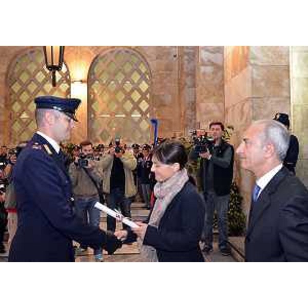 Debora Serracchiani (Presidente Regione Friuli Venezia Giulia) e Antonio Maiorano (Questore Trieste) alla celebrazione del 163° anniversario della fondazione della Polizia consegnano un riconoscimento a un agente, in Questura - Trieste 22/05/2015