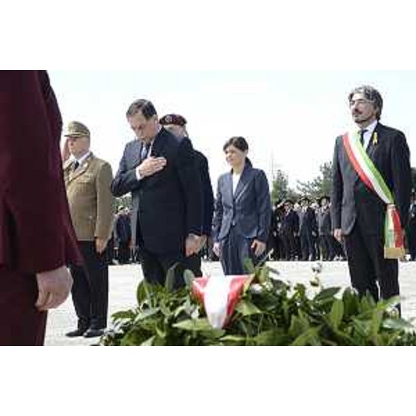 Domenico Rossi (Sottosegretario Difesa), Debora Serracchiani (Presidente Regione Friuli Venezia Giulia) e Antonio Calligaris (Sindaco Fogliano Redipuglia) alla cerimonia conclusiva del IV Raduno nazionale di Assoarma - Sacrario Militare di Redipuglia 24/05/2015