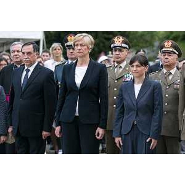 Domenico Rossi (Sottosegretario Difesa), Roberta Pinotti (Ministro Difesa) e Debora Serracchiani (Presidente Regione Friuli Venezia Giulia) alle celebrazioni del Centenario dell'entrata dell'Italia nella Grande Guerra - Monte San Michele (GO) 24/05/2015