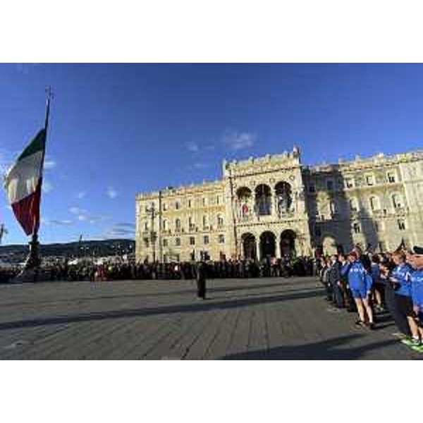 Roberto Cosolini (Sindaco Trieste), Claudio Graziani (Capo di Stato Maggiore Difesa), Debora Serracchiani (Presidente Regione Friuli Venezia Giulia) e Roberta Pinotti (Ministro Difesa) agli eventi conclusivi della grande iniziativa nazionale "L'Esercito marciava ...", in piazza Unità d'Italia - Trieste 24/05/2015
