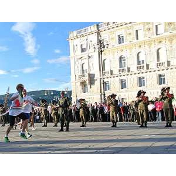 Roberta Pinotti (Ministro Difesa) ultima frazionista della maxi staffetta de "L'Esercito marciava ..." all'arrivo in piazza Unità d'Italia - Trieste 24/05/2015