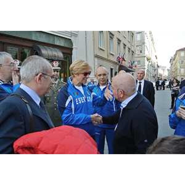 Roberta Pinotti (Ministro Difesa) ultima frazionista della maxi staffetta de "L'Esercito marciava ..." all'arrivo in piazza Unità d'Italia - Trieste 24/05/2015