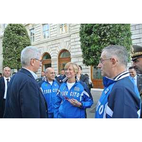 Roberta Pinotti (Ministro Difesa), ultima frazionista della maxi staffetta de "L'Esercito marciava ...", e Claudio Graziani (Capo di Stato Maggiore Difesa) all'arrivo in piazza Unità d'Italia - Trieste 24/05/2015