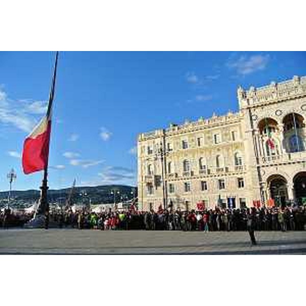 Arrivo della maxi staffetta de "L'Esercito marciava ..." in piazza Unità d'Italia - Trieste 24/05/2015
