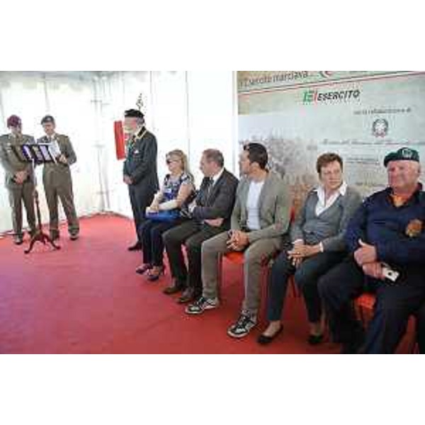 I presidenti delle Associazioni d'Arma del FVG consegnano le medaglie ricordo ai familiari dei Caduti, nella sede della Regione Friuli Venezia Giulia in piazza Unità d'Italia, a conclusione della grande iniziativa nazionale "L'Esercito marciava ..." - Trieste 24/05/2015