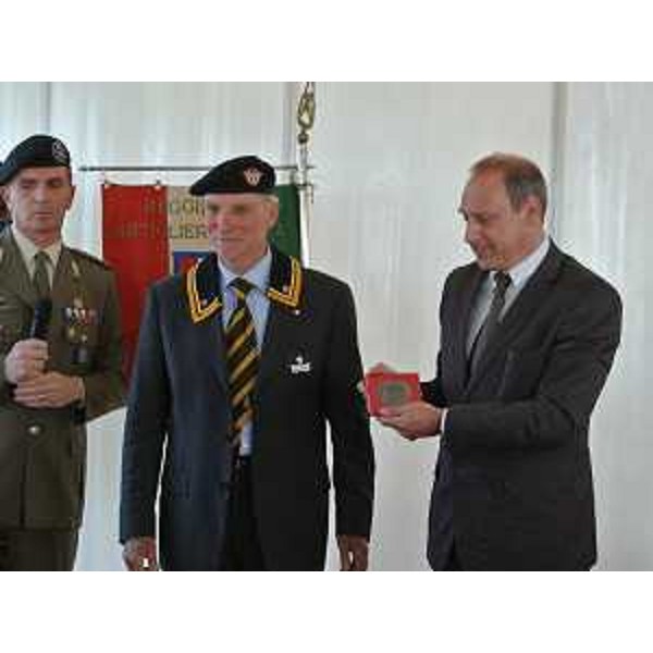 I presidenti delle Associazioni d'Arma del FVG consegnano le medaglie ricordo ai familiari dei Caduti, nella sede della Regione Friuli Venezia Giulia in piazza Unità d'Italia, a conclusione della grande iniziativa nazionale "L'Esercito marciava ..." - Trieste 24/05/2015