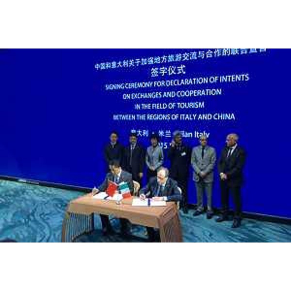 Gianni Torrenti (Assessore regionale Cultura) sottoscrive la lettera d'intenti con Hao Xu, rappresentante della provincia Cinese del Qinghai, nel Padiglione della Cina a EXPO 2015 - Milano 22/05/2015