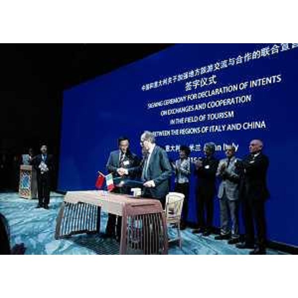 Gianni Torrenti (Assessore regionale Cultura) sottoscrive la lettera d'intenti con Hao Xu, rappresentante della provincia Cinese del Qinghai, nel Padiglione della Cina a EXPO 2015 - Milano 22/05/2015