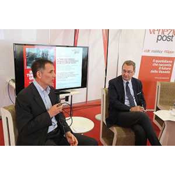 Paolo Possamai (Direttore Il Piccolo) e Sergio Bolzonello (Vicepresidente Regione FVG e assessore Attività produttive) al Festival èStoria - Gorizia 22/05/2015 (Foto Pierluigi Bumbaca)