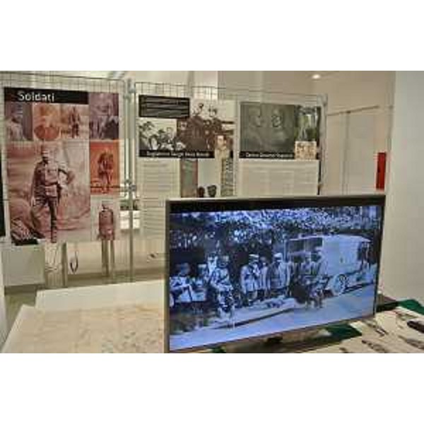 Mostra statica sui principali mezzi e materiali dell'Esercito allestita nel Palazzo della Regione FVG, in piazza Unità d'Italia, nell'ambito dell'evento commemorativo "L'Esercito marciava ..." nel Centenario dell'ingresso dell'Italia nella Prima Guerra Mondiale - Trieste 22/05/2015