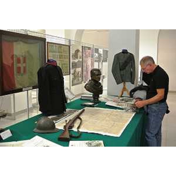 Mostra statica sui principali mezzi e materiali dell'Esercito allestita nel Palazzo della Regione FVG, in piazza Unità d'Italia, nell'ambito dell'evento commemorativo "L'Esercito marciava ..." nel Centenario dell'ingresso dell'Italia nella Prima Guerra Mondiale - Trieste 22/05/2015