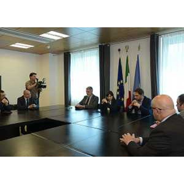 Debora Serracchiani (Presidente Regione Friuli Venezia Giulia), tra gli assessori regionali Paolo Panontin (Autonomie locali) e Cristiano Shaurli (Risorse agricole e forestali), incontra Enrico Borghi (Presidente UNCEM), Ivan Buzzi e Stefano Lucchini (Presidente e vicepresidente UNCEM FVG) - Udine 25/05/2015