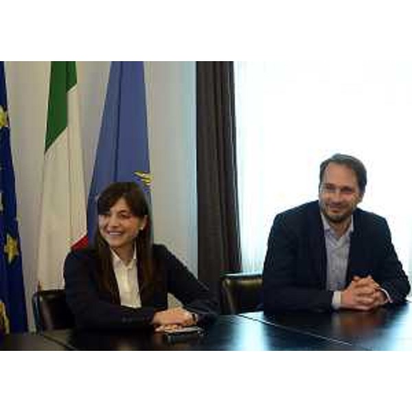 Debora Serracchiani (Presidente Regione Friuli Venezia Giulia) e Cristiano Shaurli (Assessore regionale Risorse agricole e forestali) all'incontro con i vertici dell'Unione Nazionale Comuni Comunità Enti Montani (UNCEM) - Udine 25/05/2015
