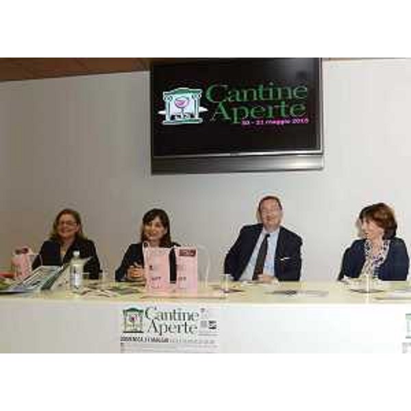 Elda Felluga (Presidente Movimento Turismo del Vino FVG), Debora Serracchiani (Presidente Regione Friuli Venezia Giulia), Sergio Bolzonello (Vicepresidente Regione FVG e assessore Attività produttive) e Marisa Verardo (Presidente Comitato Unicef FVG) alla presentazione di Cantine Aperte 2015 - Udine 25/05/2015