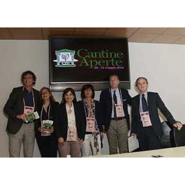 Massimo Del Mestre ed Elda Felluga (Direttore e presidente Movimento Turismo del Vino FVG), Debora Serracchiani (Presidente Regione Friuli Venezia Giulia), Marisa Verardo (Presidente Comitato Unicef FVG), Sergio Bolzonello (Vicepresidente Regione FVG e assessore Attività produttive) e Giuseppe Morandini (Presidente Cassa di Risparmio Friuli Venezia Giulia) alla presentazione di Cantine Aperte 2015 - Udine 25/05/2015