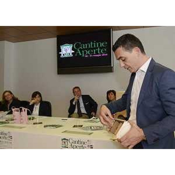 Enrico Accettola (Agenzia Emporio ADV) illustra una nuova scatola per bottiglie di vino alla presentazione di Cantine Aperte 2015 - Udine 25/05/2015