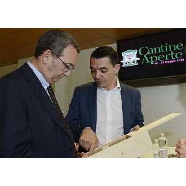 Enrico Accettola (Agenzia Emporio ADV) mostra una nuova scatola per bottiglie di vino a Sergio Bolzonello (Vicepresidente Regione FVG e assessore Attività produttive), alla presentazione di Cantine Aperte 2015 - Udine 25/05/2015