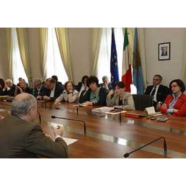 Debora Serracchiani (Presidente Regione Friuli Venezia Giulia), tra gli assessori regionali Loredana Panariti (Lavoro) e Sara Vito (Ambiente), al Tavolo sulla Ferriera di Servola (TS), nella sede della Regione FVG - Trieste 26/05/2015