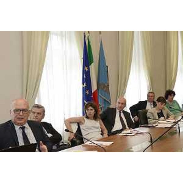 Fabrizio Magistrali (Responsabile Progetto Trieste per Flextronics), Roberto Loiola (Amministratore delegato Alcatel-Lucent Italia), Sergio Bolzonello (Vicepresidente Regione FVG e assessore Attività produttive), Debora Serracchiani (Presidente Regione Friuli Venezia Giulia) e Loredana Panariti (Assessore regionale Lavoro) al Tavolo sullo stabilimento di Trieste della Alcatel-Lucent, nella sede della Regione FVG - Trieste 26/05/2015