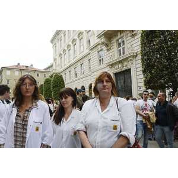 Lavoratrici dello stabilimento di Trieste della Alcatel-Lucent davanti al Palazzo della Regione Friuli Venezia Giulia in piazza Unità d'Italia - Trieste 26/05/2015