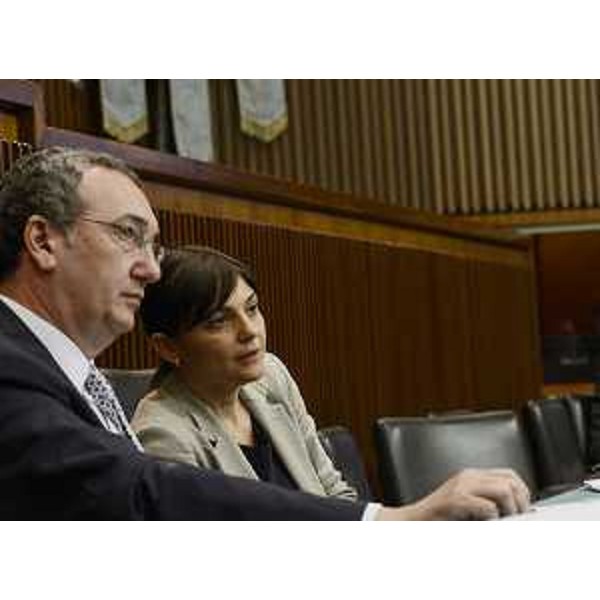 Sergio Bolzonello (Vicepresidente Regione FVG e assessore Attività produttive, Manifatturiero e Affari generali) e Debora Serracchiani (Presidente Regione Friuli Venezia Giulia) durante i lavori del Consiglio regionale - Trieste 26/05/2015