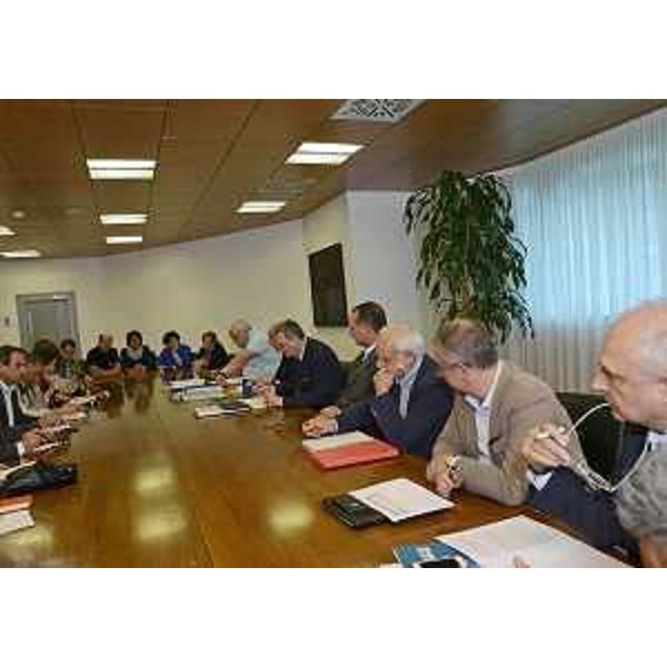 Sergio Bolzonello (Vicepresidente Regione FVG e assessore Attività produttive) al Tavolo COOPCA con le organizzazioni sindacali, il presidente di COOPCA Ermanno Collinassi, il consulente tecnico del Consiglio di Amministrazione Gianfranco Verziagi, il presidente di Legacoop FVG Enzo Gasparutti e il segretario generale di Confcooperative FVG Nicola Galluà - Udine 29/05/2015